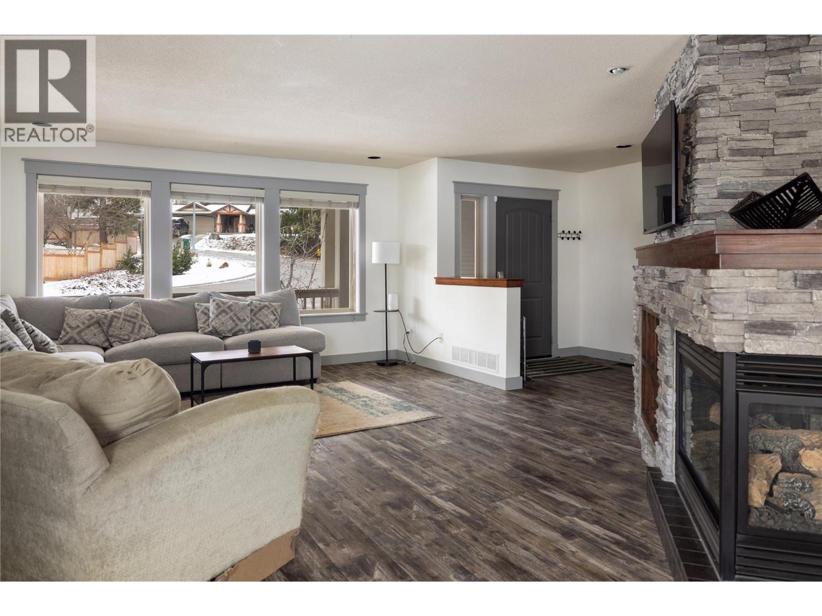 2049 Skyview Crescent