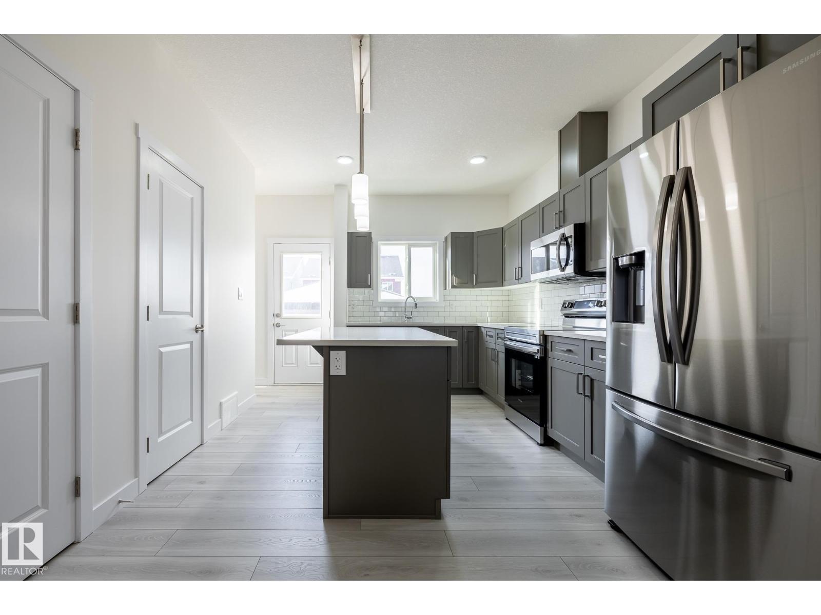 27 Renwyck PL