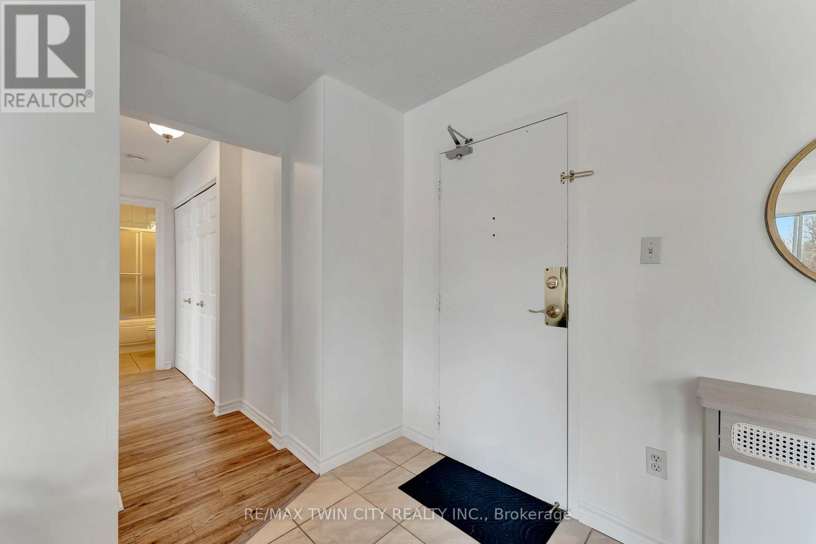 207 - 793 COLBORNE STREET