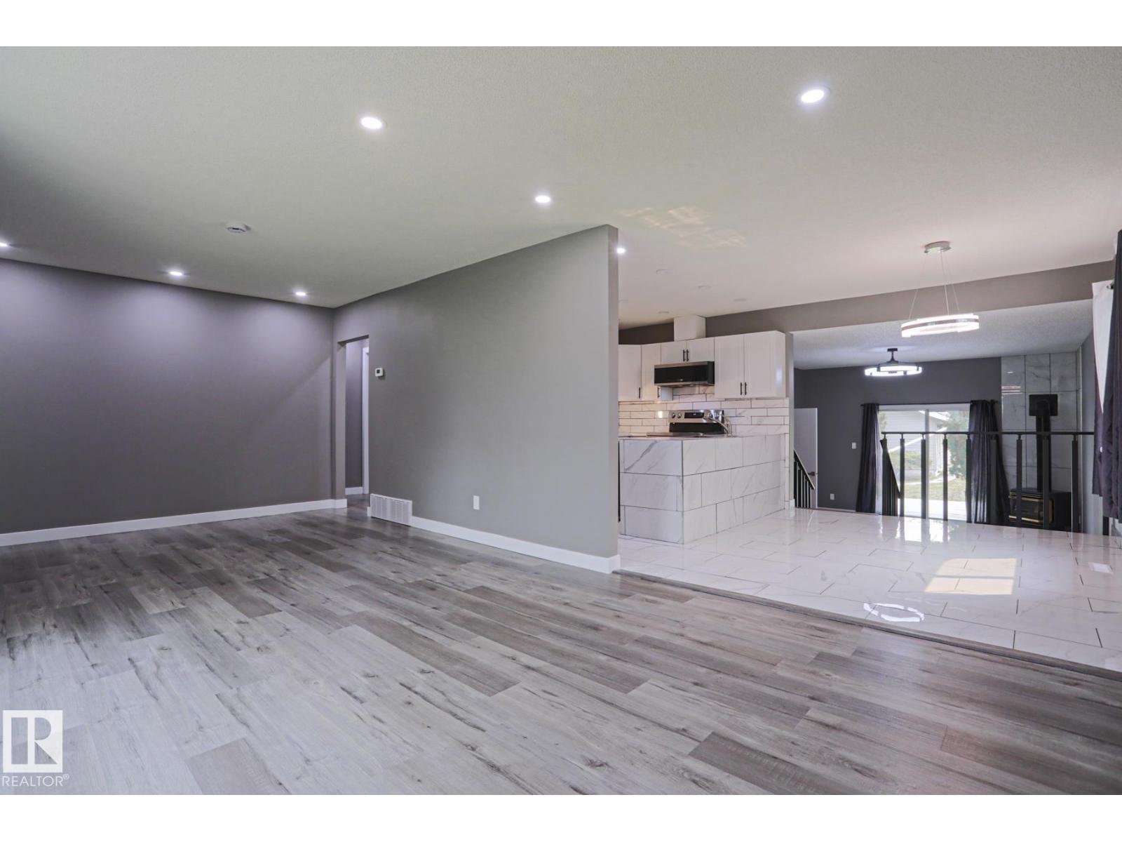 11211 104 ST NW