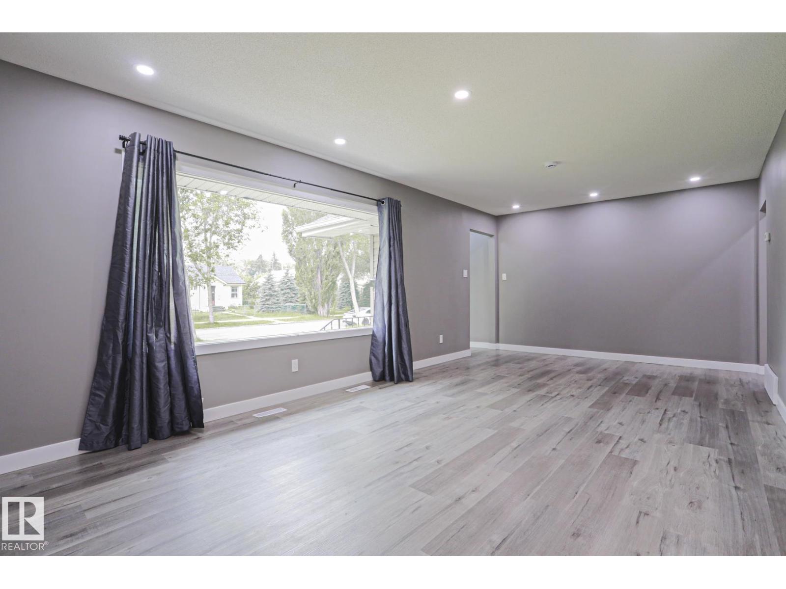 11211 104 ST NW
