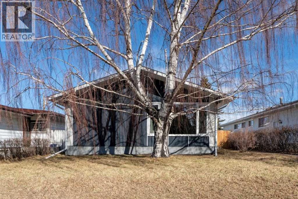 8 Van Horne Crescent NE