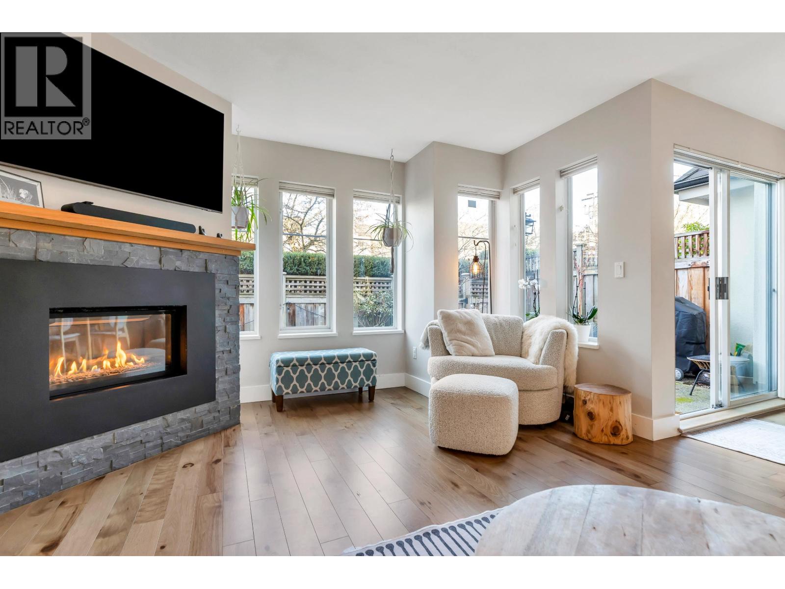 102 245 W 15TH STREET