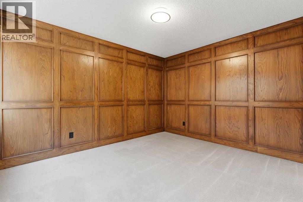 821, 860 Midridge Drive SE