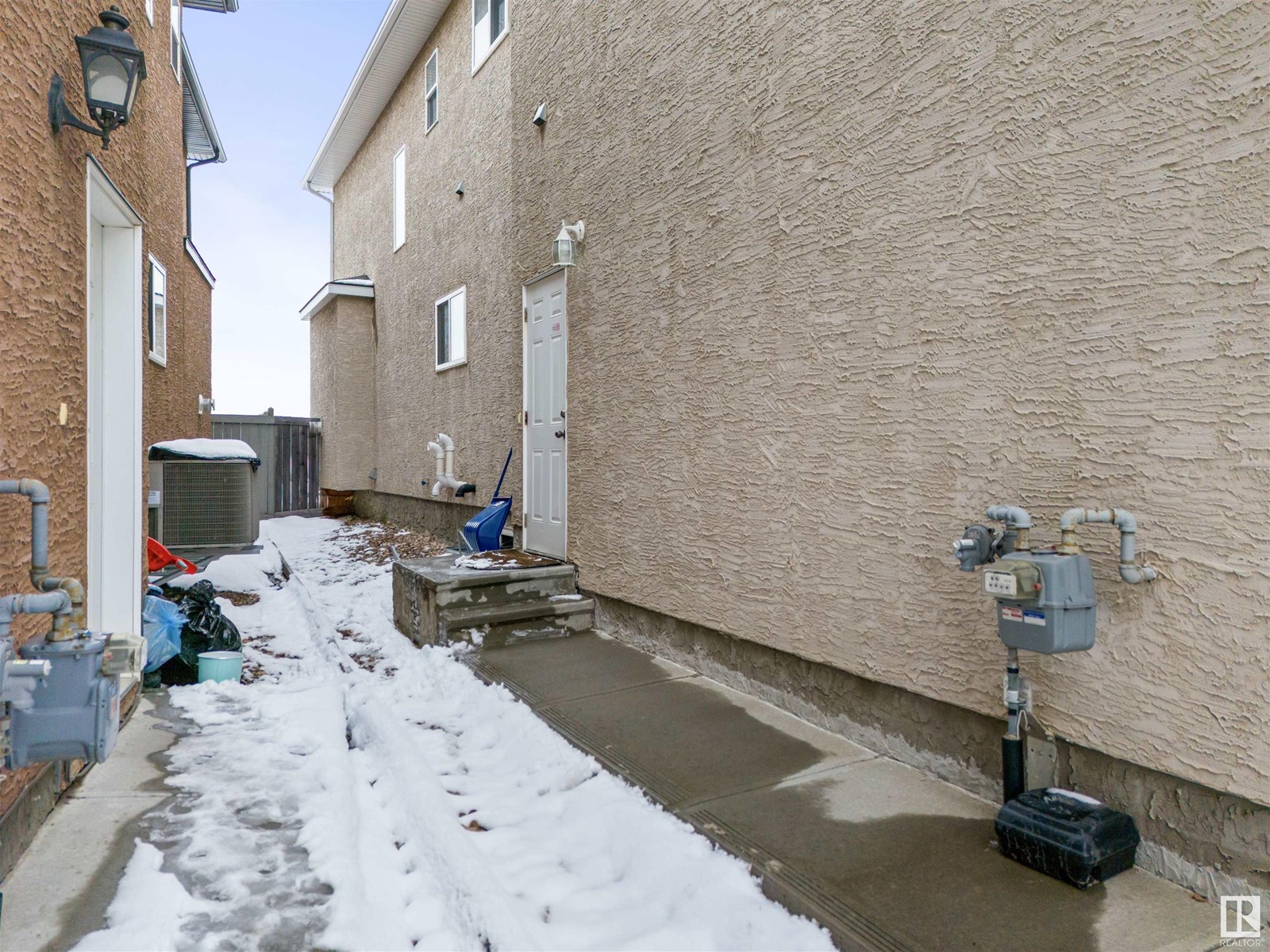 3108 27 AV NW