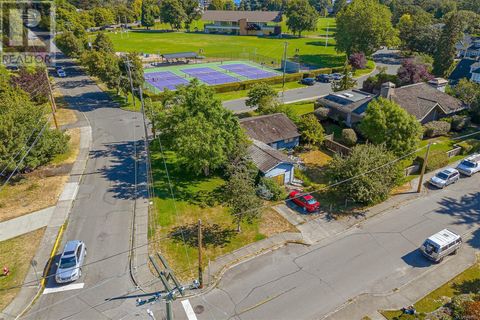 2409 Currie Rd Oak Bay BC V8S3B5