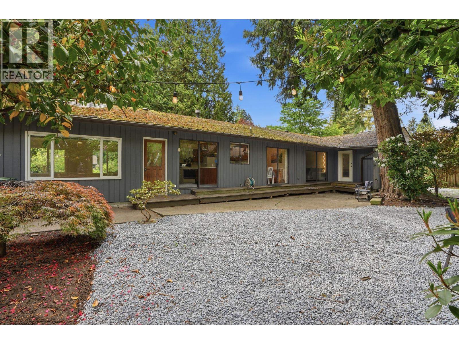 Photo 1 of 19 — 909 SEYMOUR BOULEVARD, North Vancouver, BC V7J2J7
