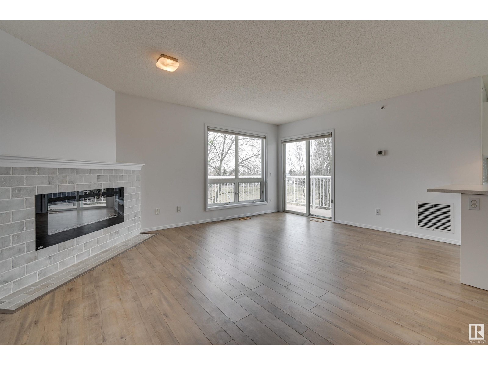 #402 10528 77 AV NW