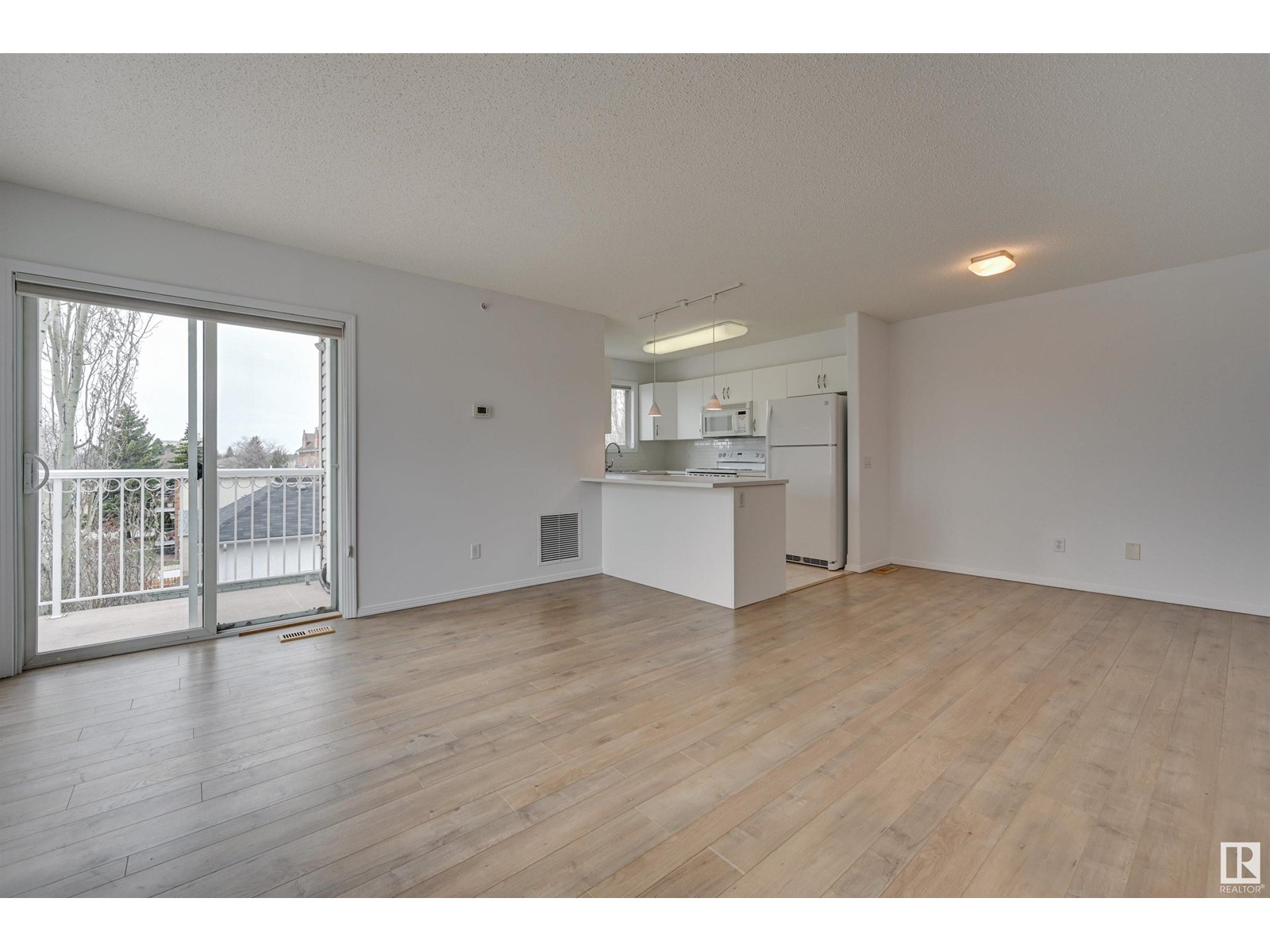 #402 10528 77 AV NW