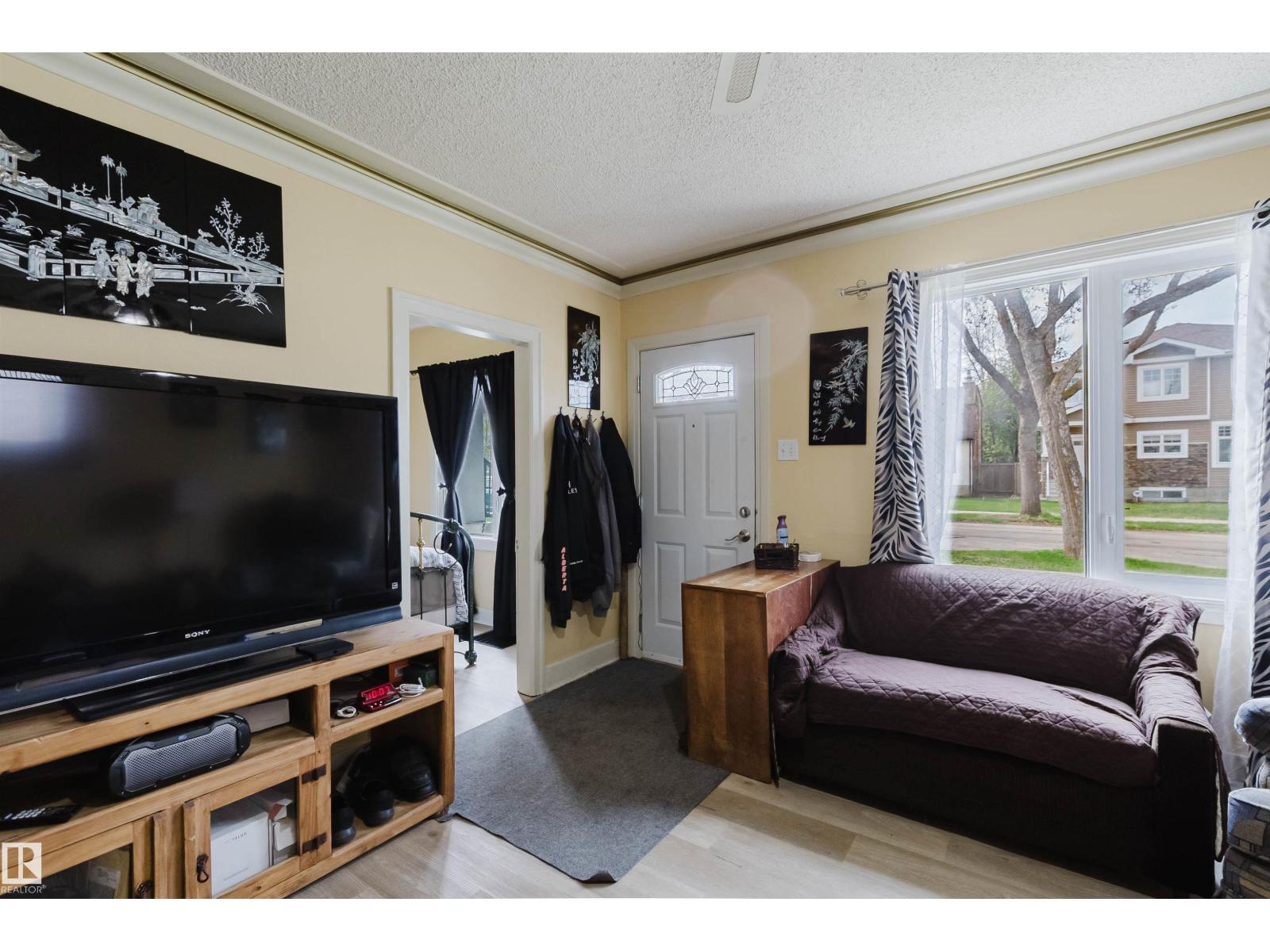 10834 75 AV NW