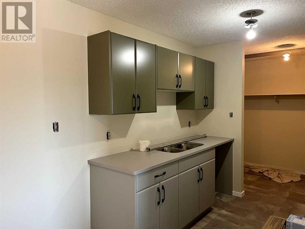 303, 405 Columbia Boulevard W