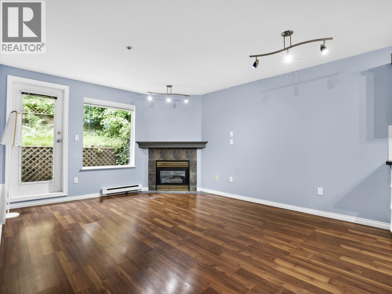 312 121 SHORELINE CIRCLE