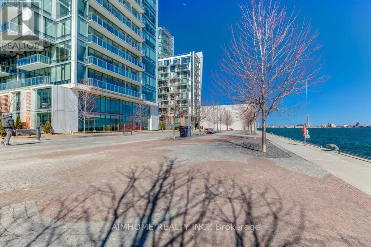 TH 111 - 39 QUEENS QUAY