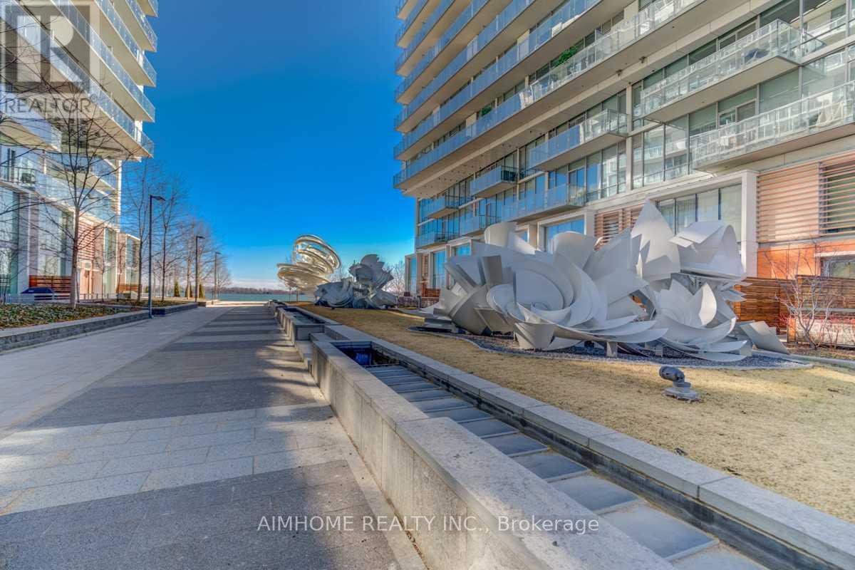 TH 111 - 39 QUEENS QUAY