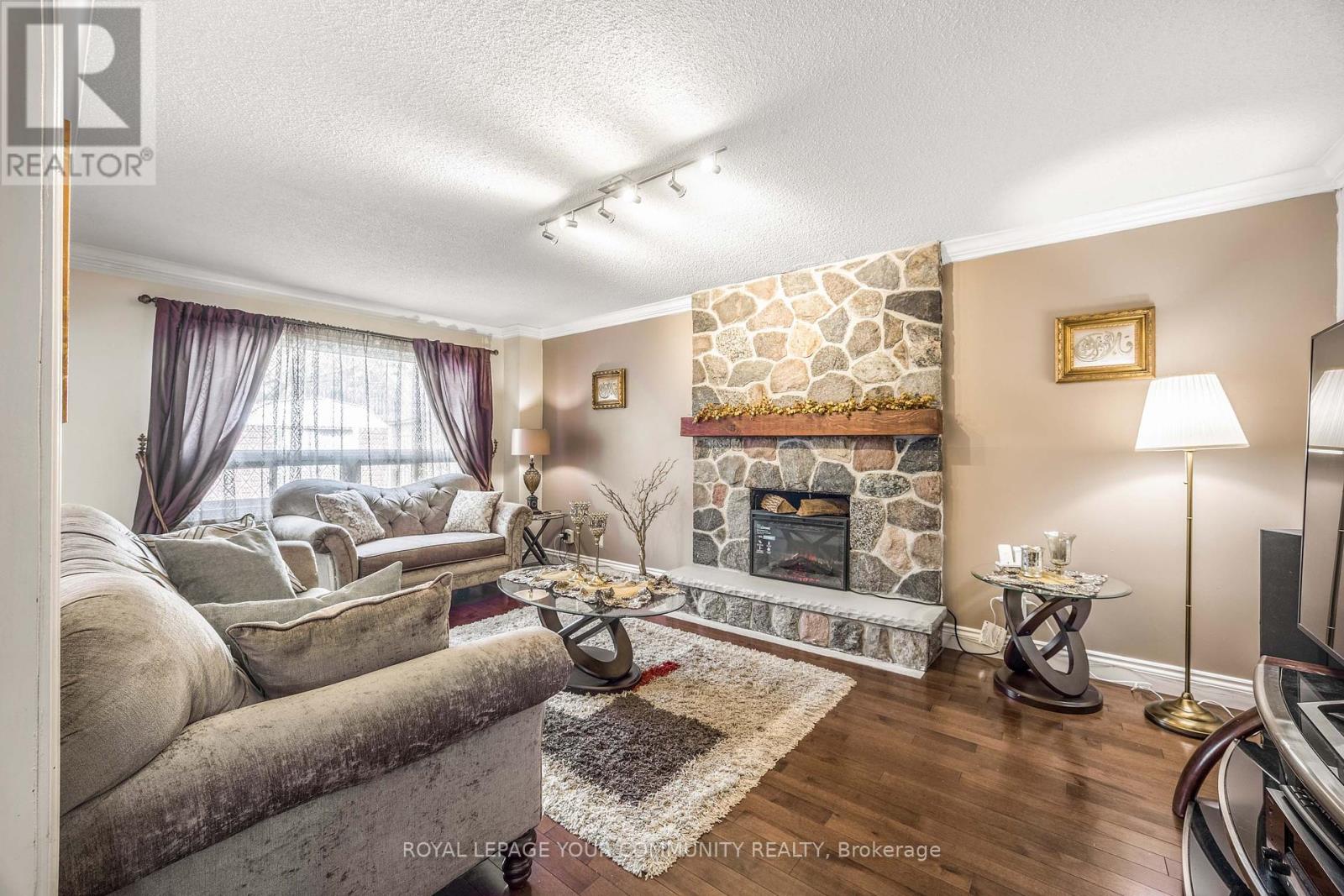 261 HOOVER DRIVE W
