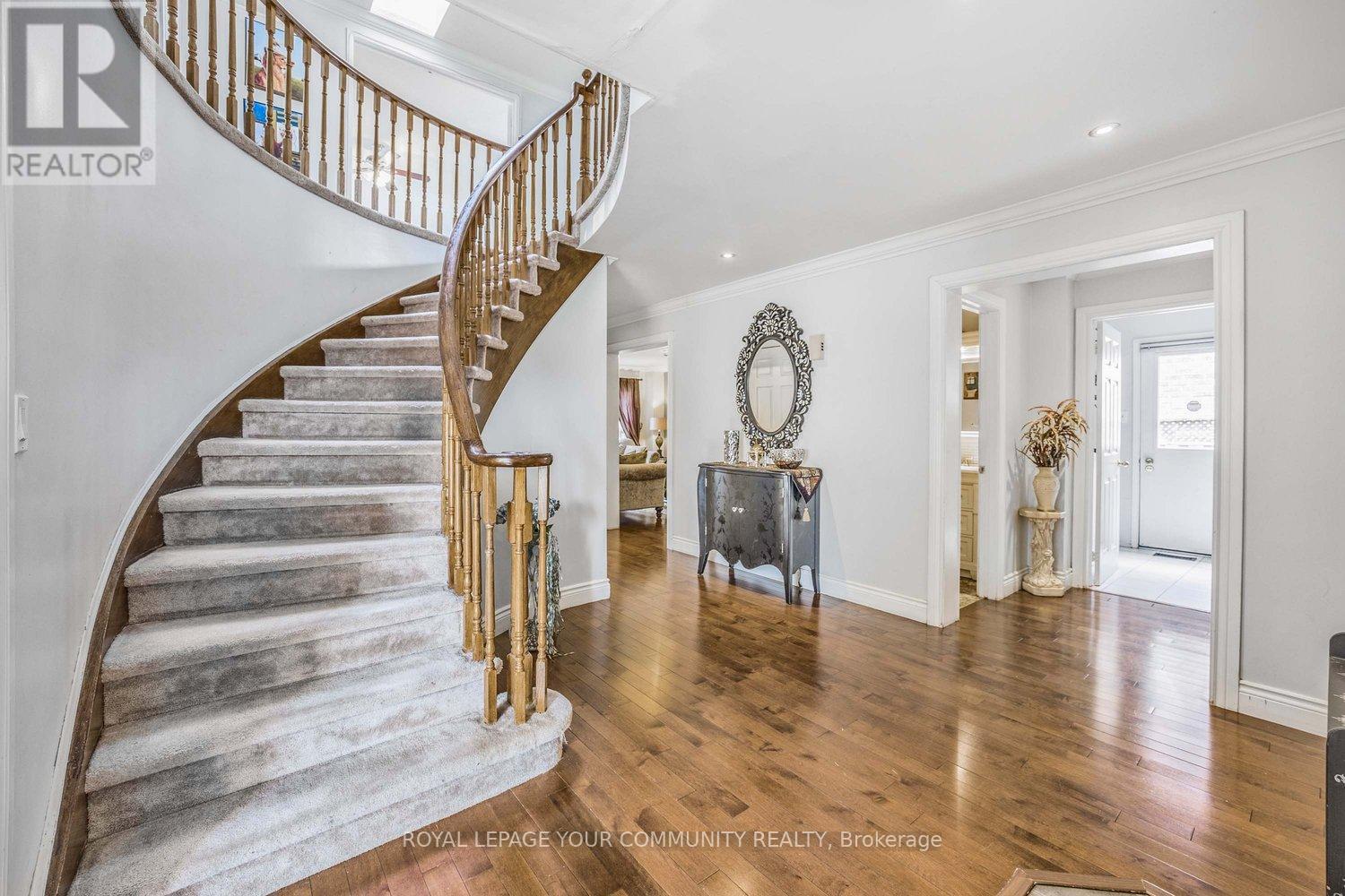 261 HOOVER DRIVE W
