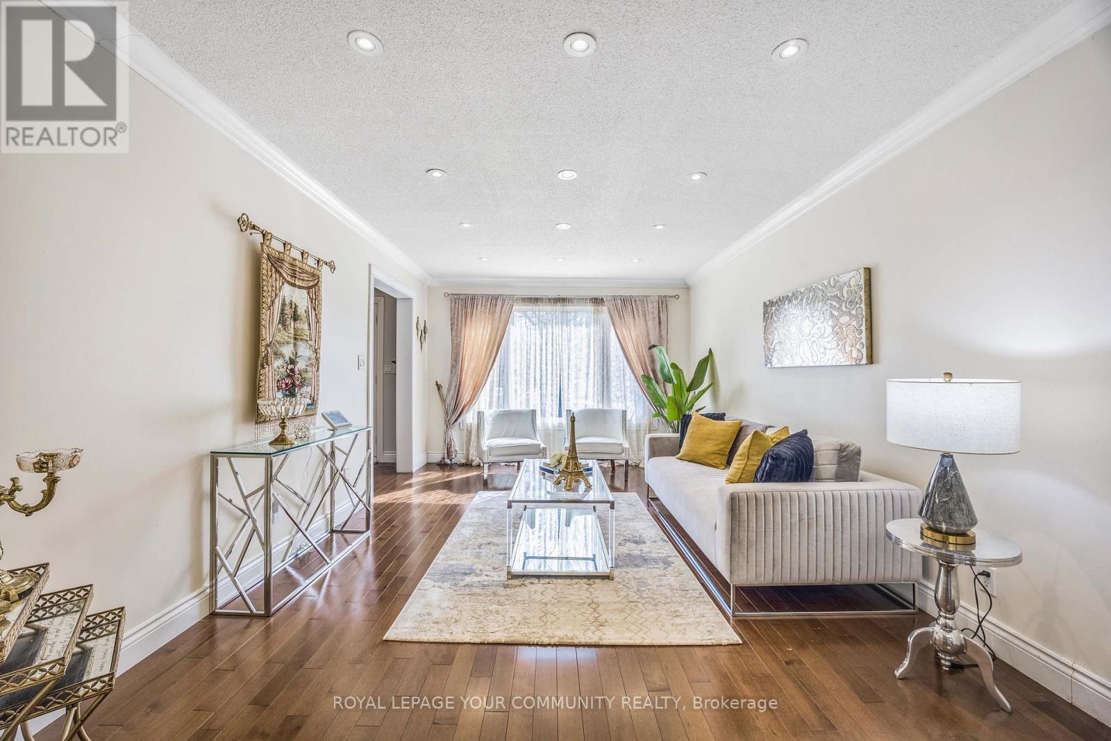 261 HOOVER DRIVE W