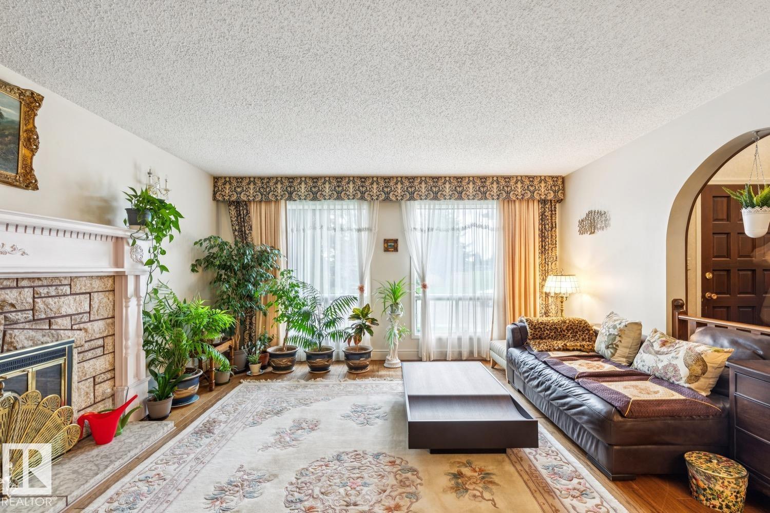 11216 21 AV NW