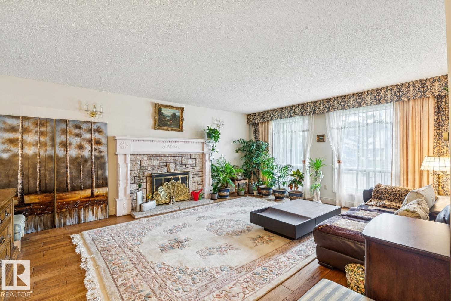 11216 21 AV NW