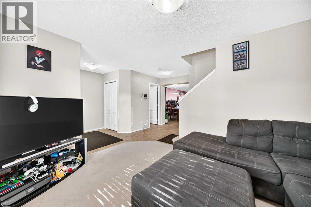 18 Taralake Gardens NE