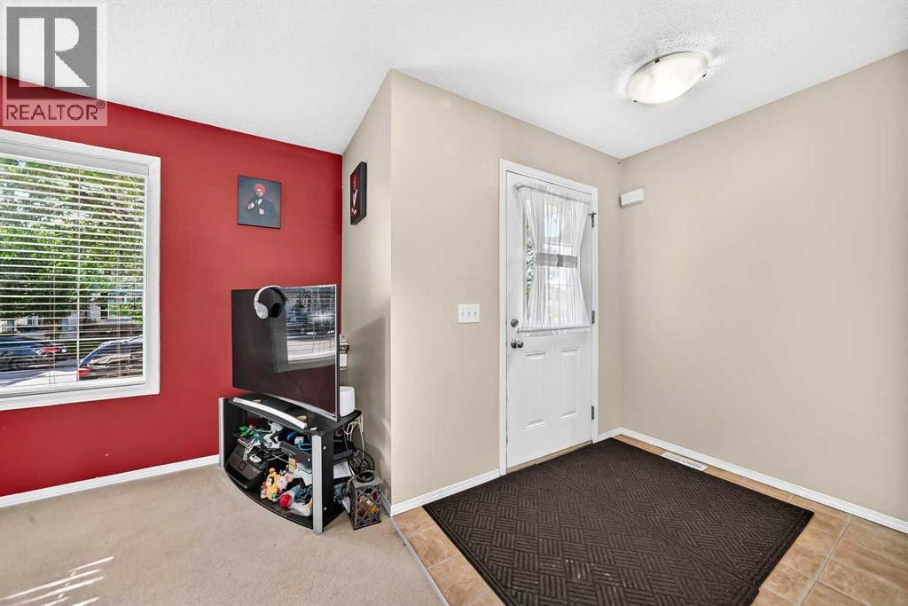 18 Taralake Gardens NE