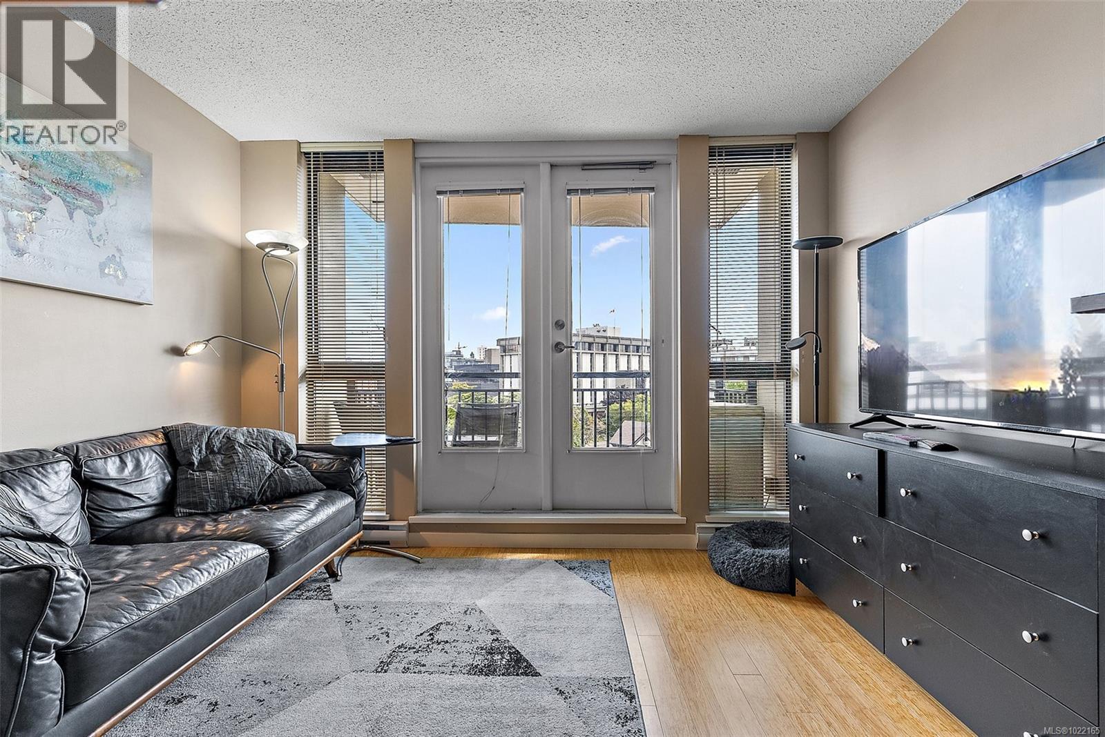 1103 751 Fairfield Rd