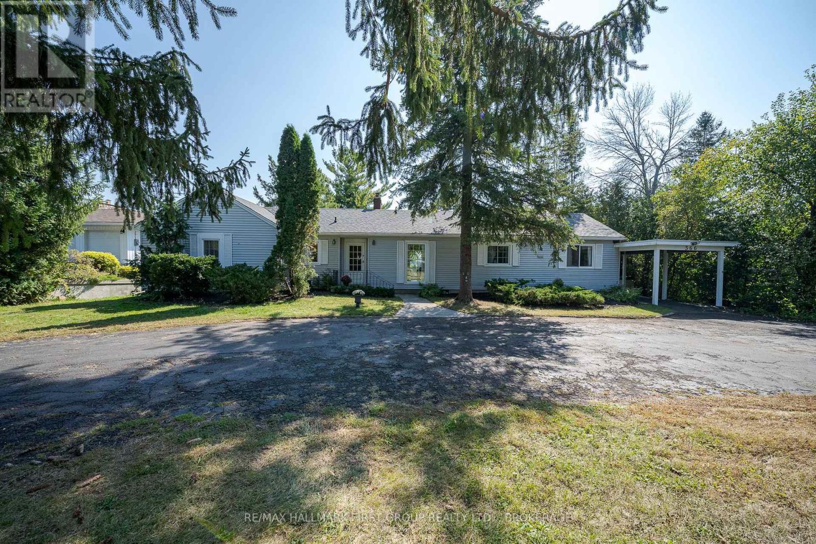 366 DUNDAS STREET W