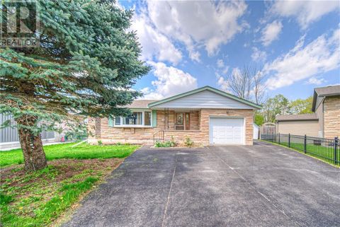 22 HAMPTON Place Kitchener ON N2B2S3