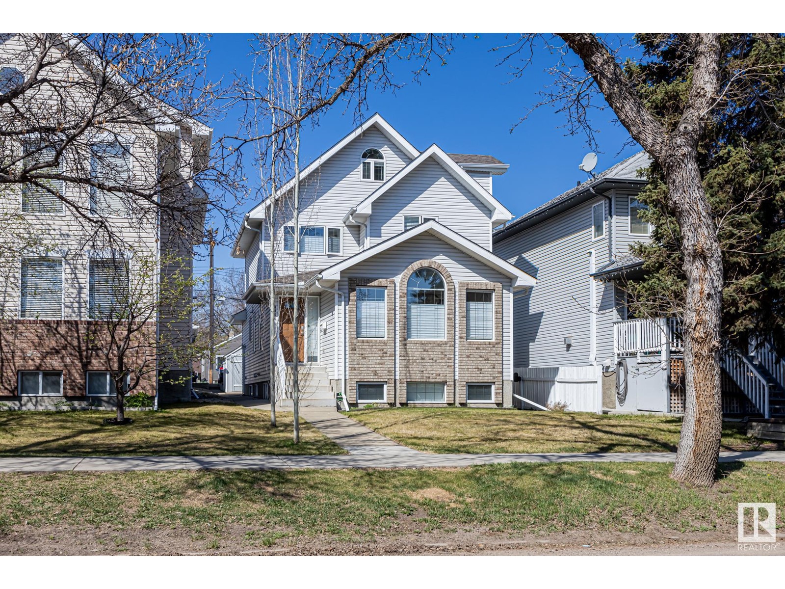 8850 92 ST NW