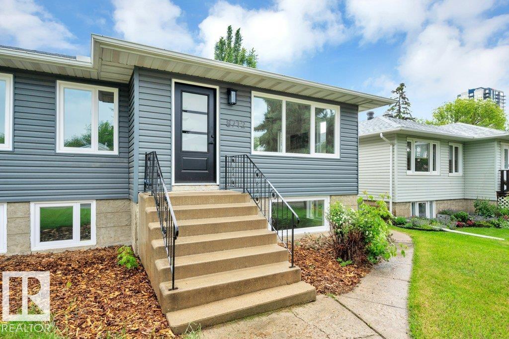 8712 89 AV NW
