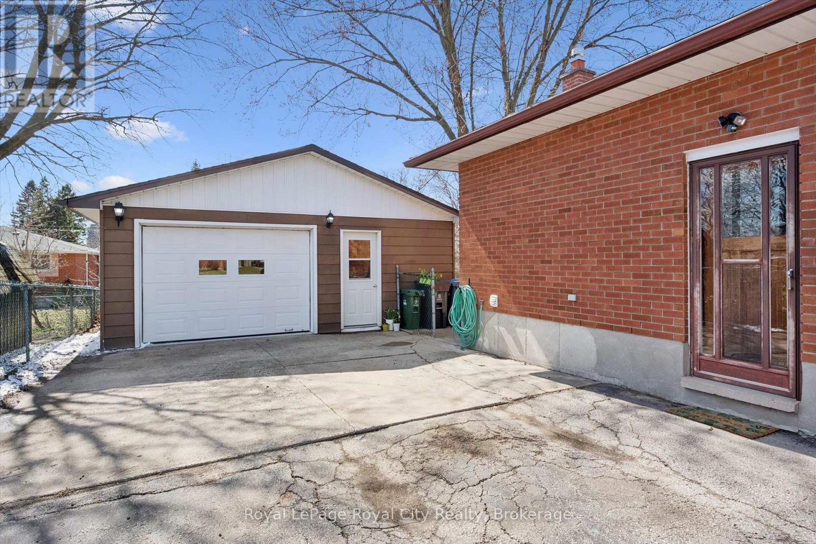 16 KENWOOD CRESCENT
