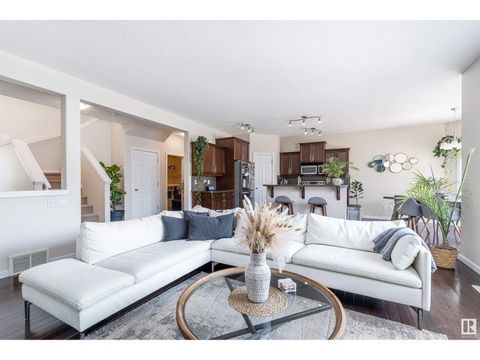 8715 10 AV SW Edmonton AB T6X1J6