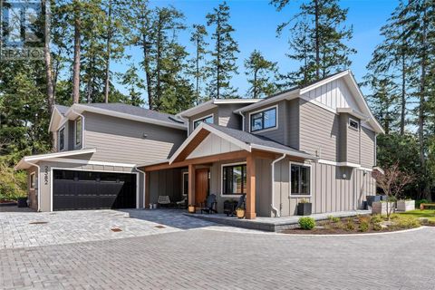 2582 Sherwood Lane Saanich BC V8N1W2