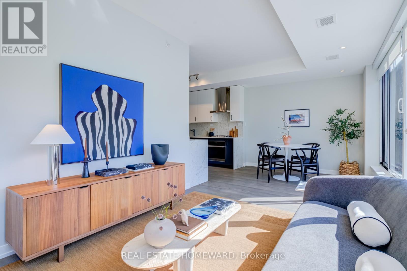 527 - 38 HOWARD PARK AVENUE