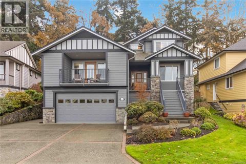 805 Rogers Way Saanich BC V8X5L1