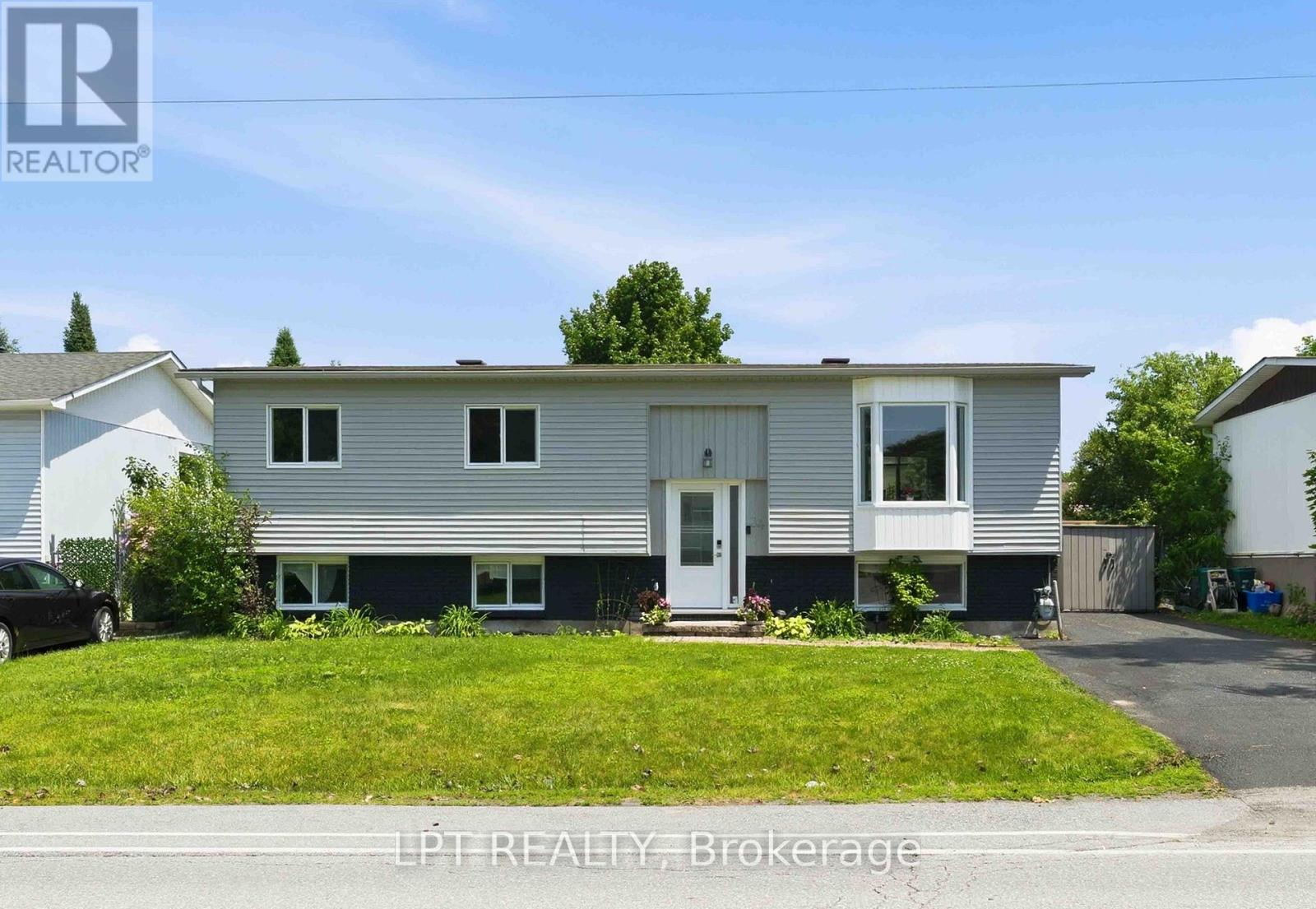 Photo 1 of 31 — 34 FRINGEWOOD DRIVE, Ottawa, ON K2S1V1