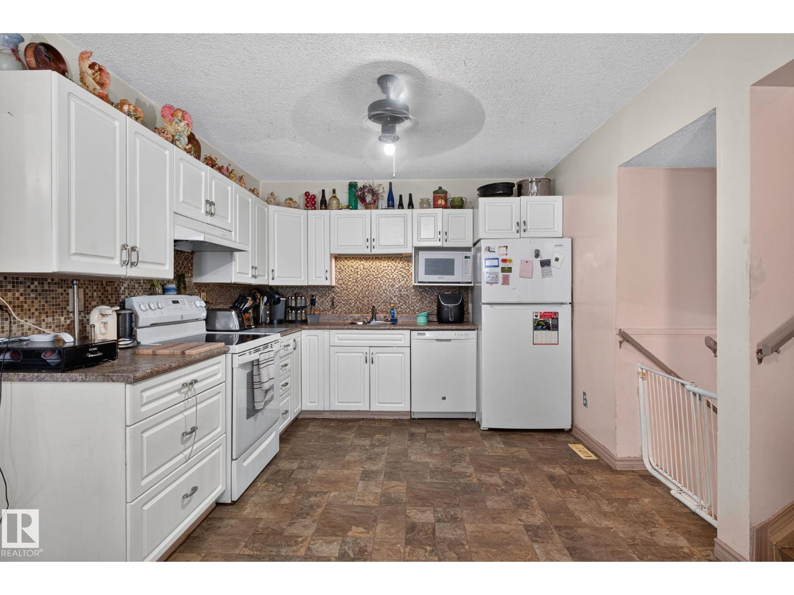 8316 157 AV NW