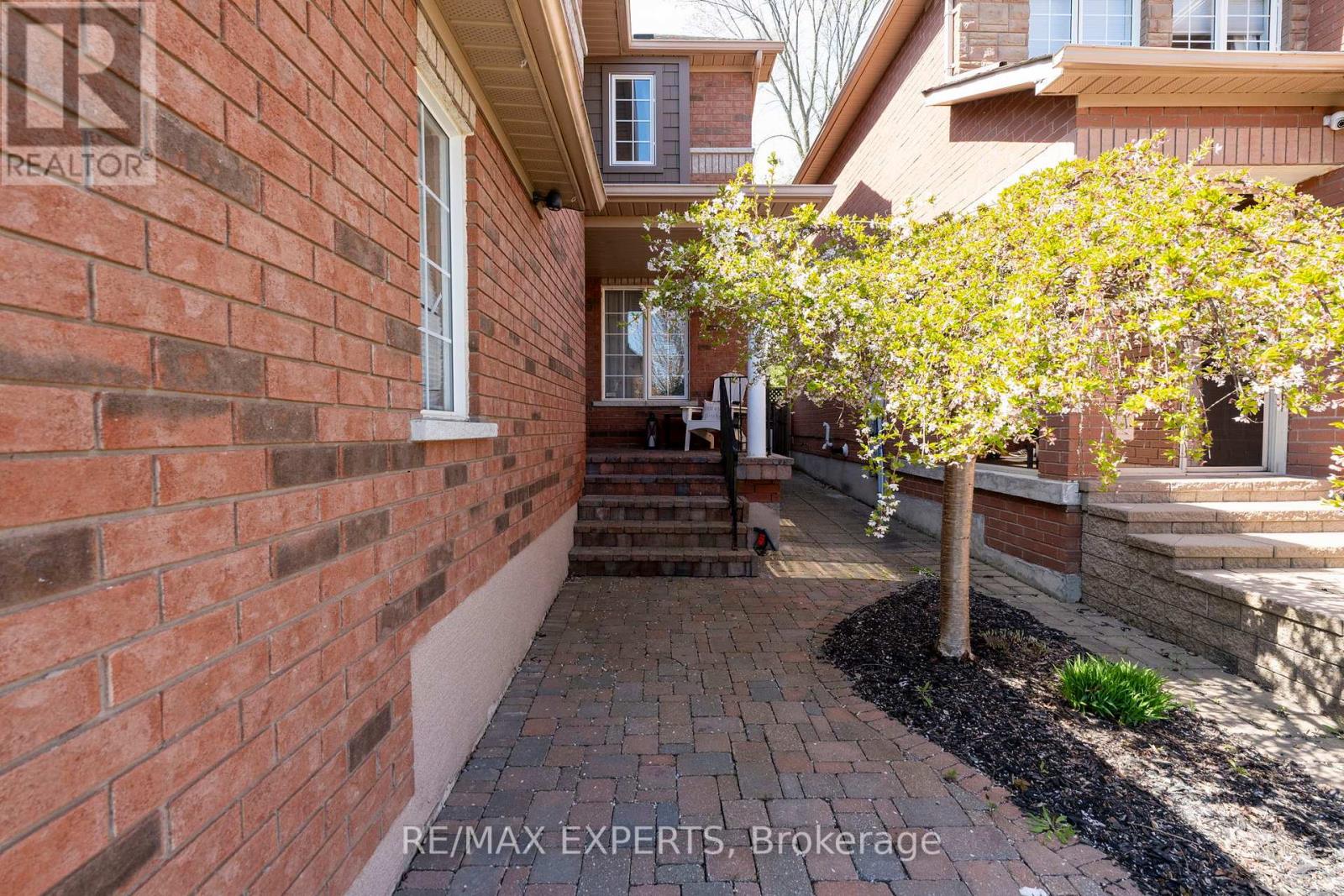 28 CRESTRIDGE DRIVE