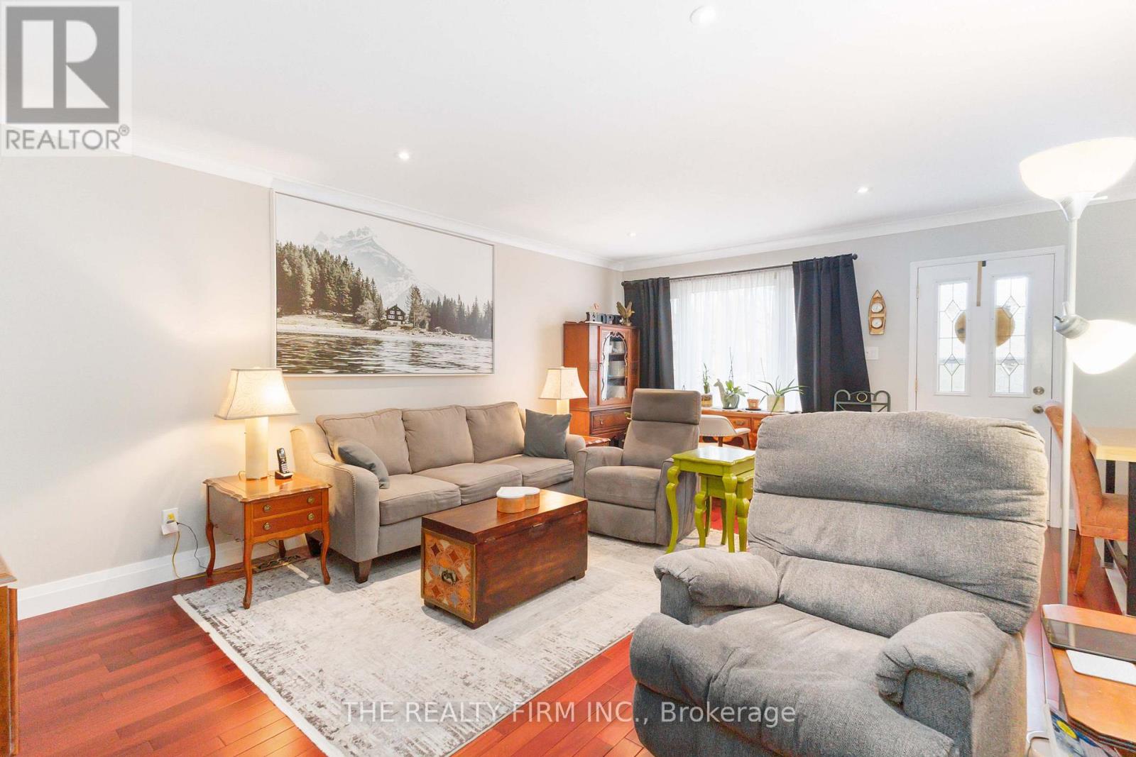 72 METCALFE CRESCENT