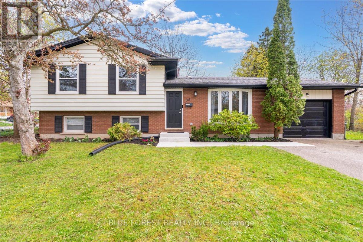 35 ROLLSCOURT GARDENS