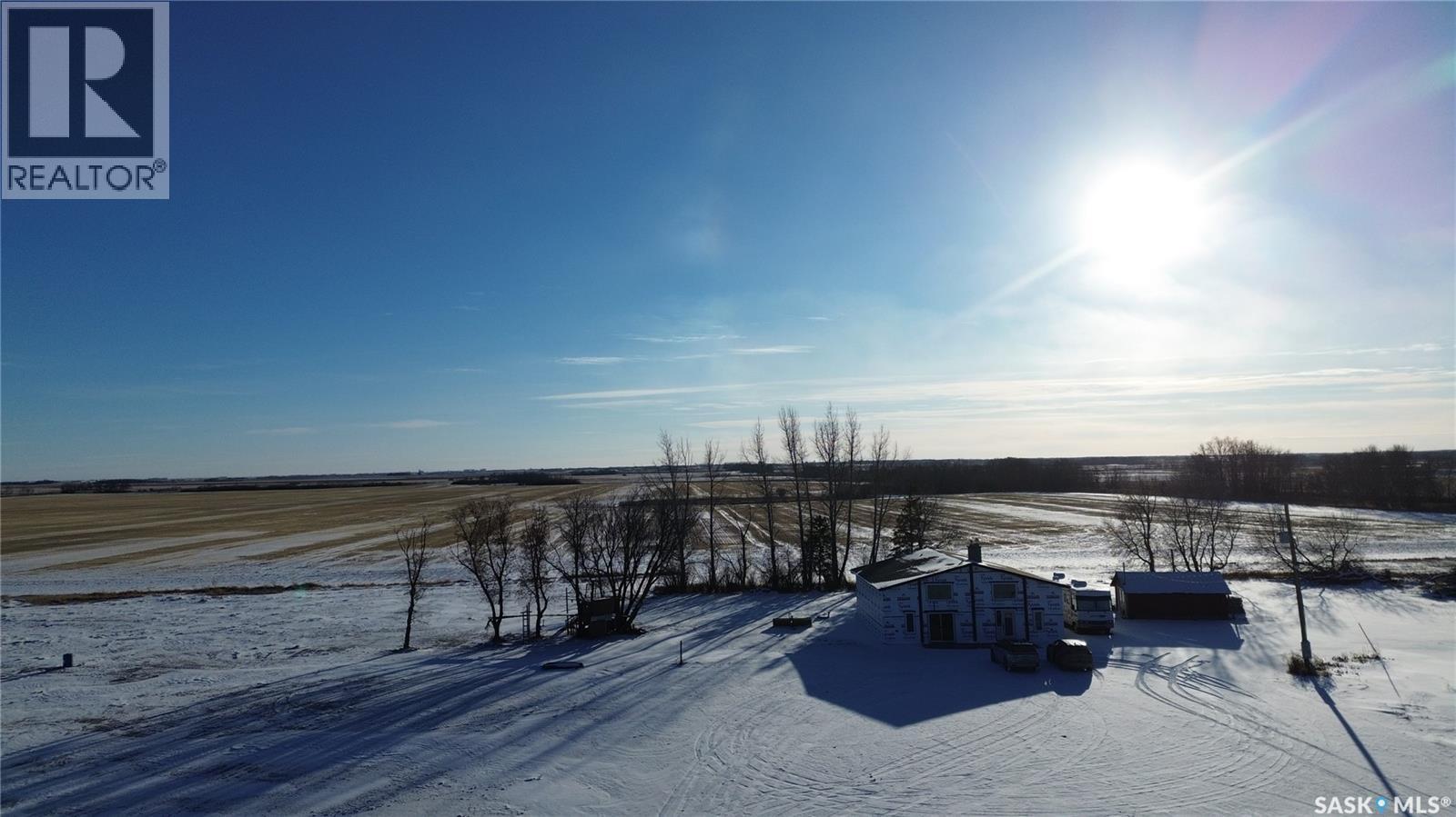 15 MIN NW FROM YORKTON ACREAGE
