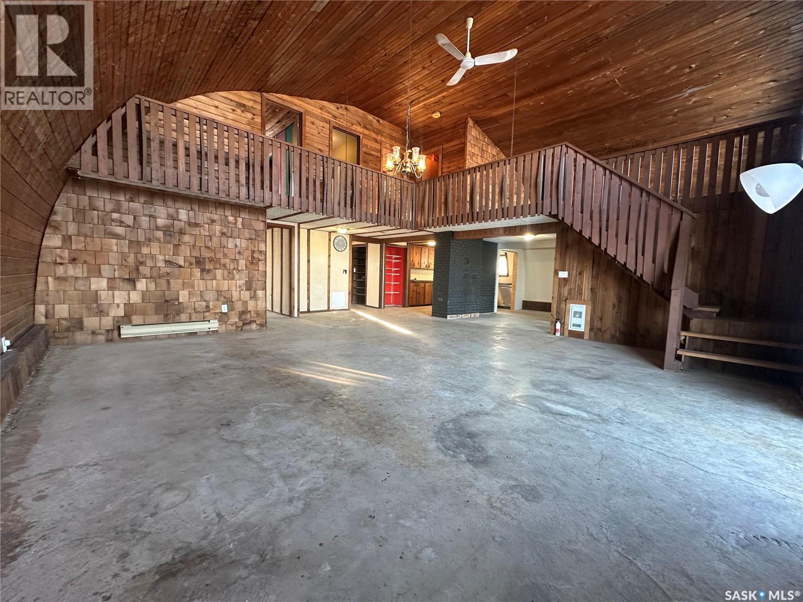 15 MIN NW FROM YORKTON ACREAGE