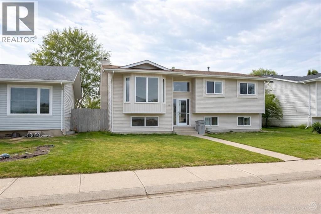 Photo 1 of 23 — 29 Lyons Crescent, Whitecourt, AB T7S1B9