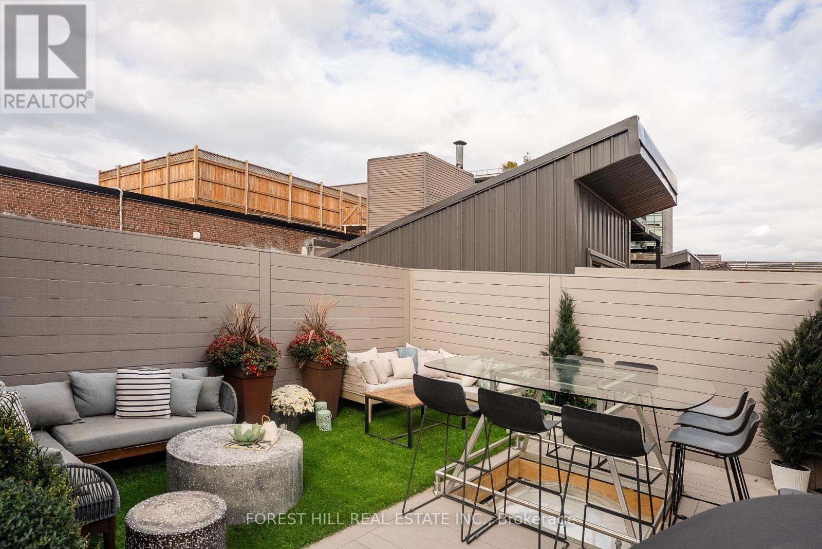 123 - 326 CARLAW AVENUE