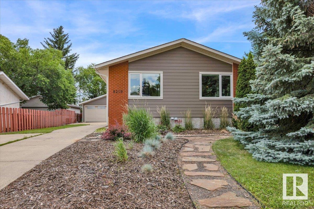 8219 17 AV NW