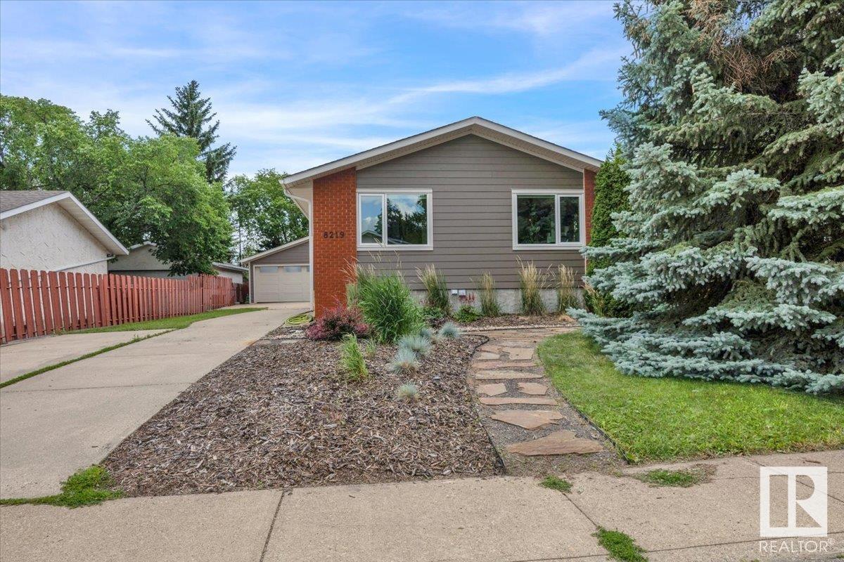 8219 17 AV NW