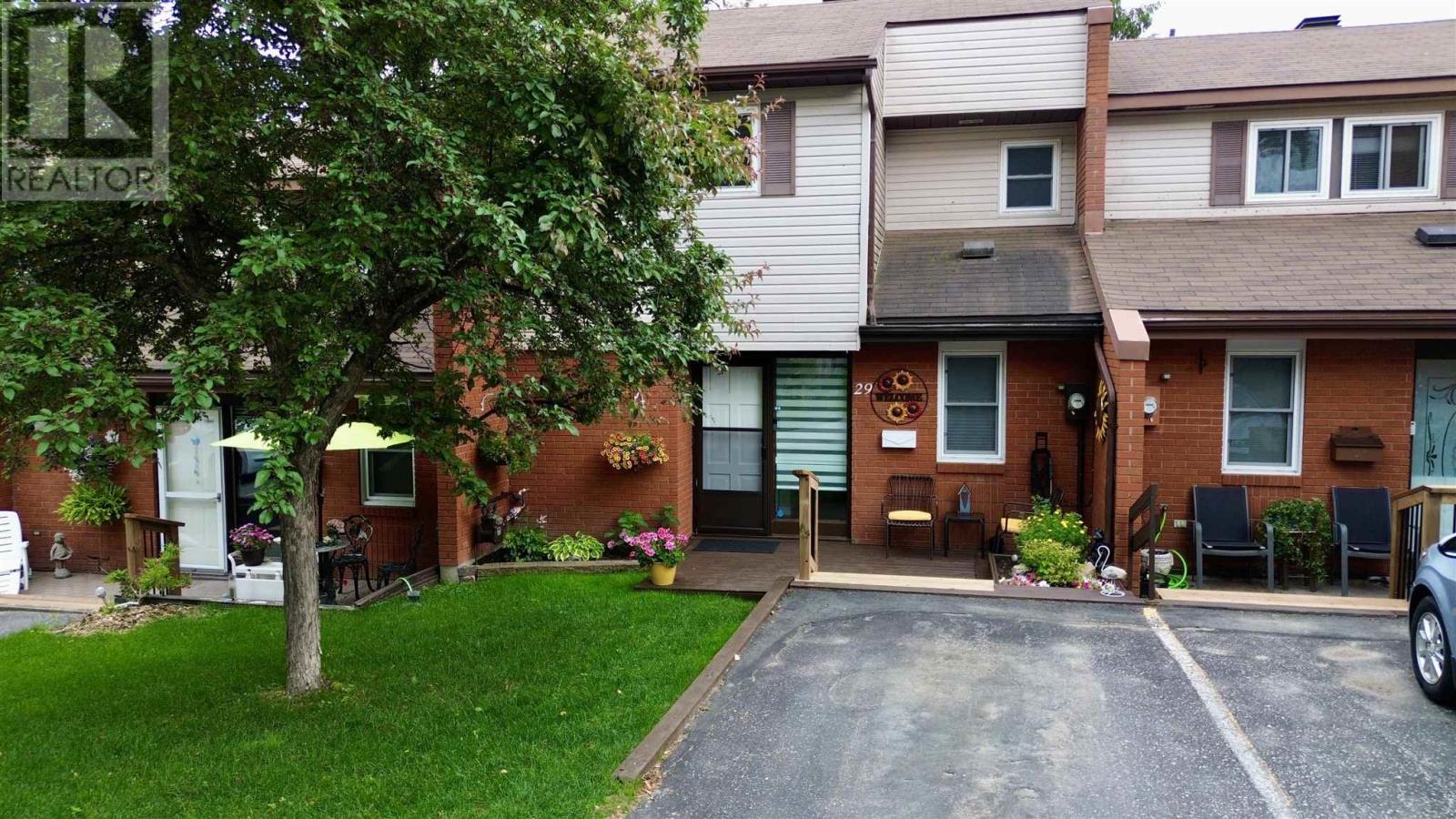Photo 1 of 39 — 29 Capital PL, Elliot Lake, ON P5A2P8