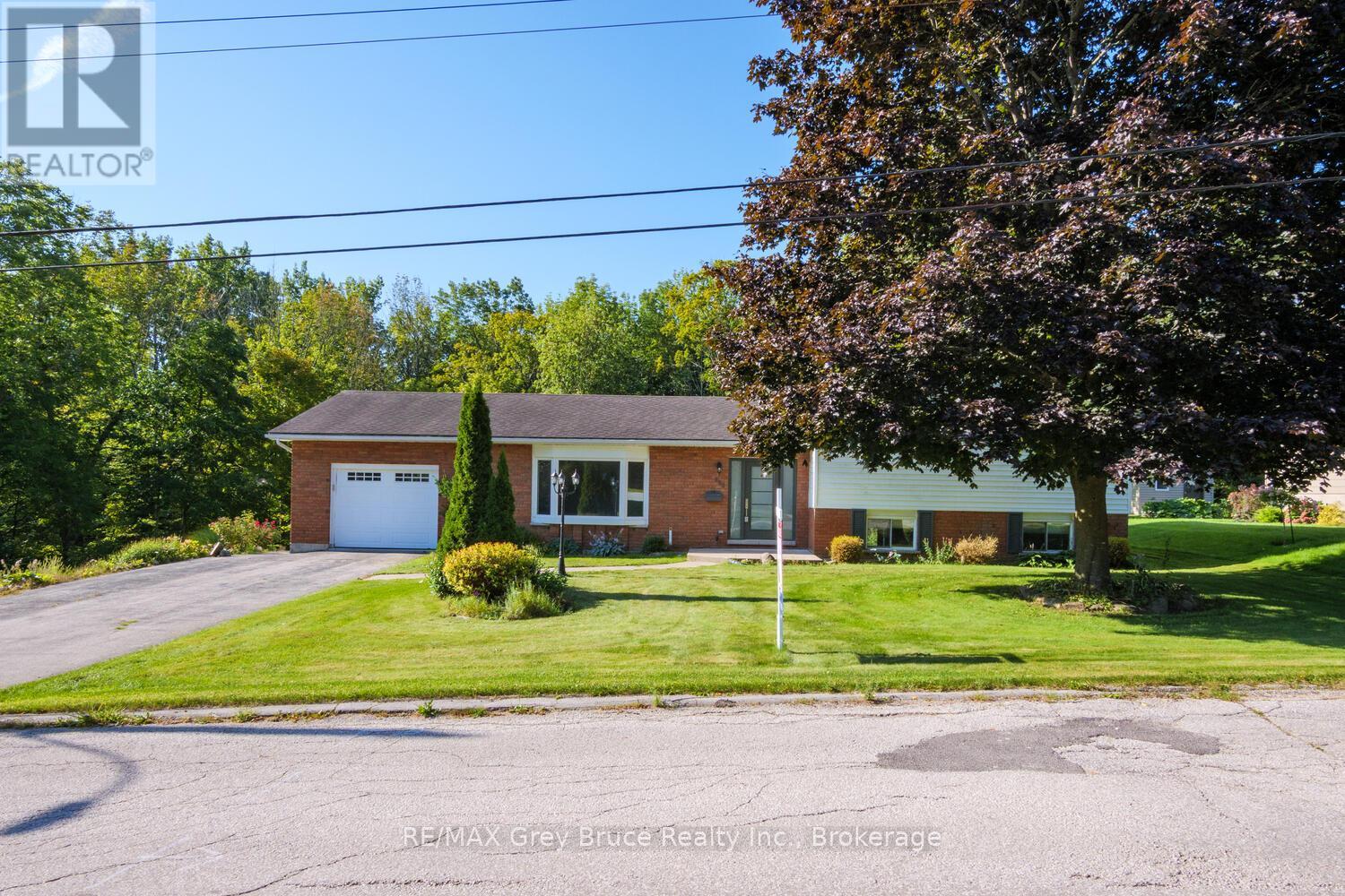 699 20TH STREET W