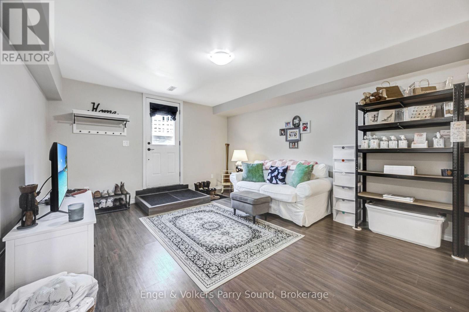 B - 6 LAWRENCE STREET