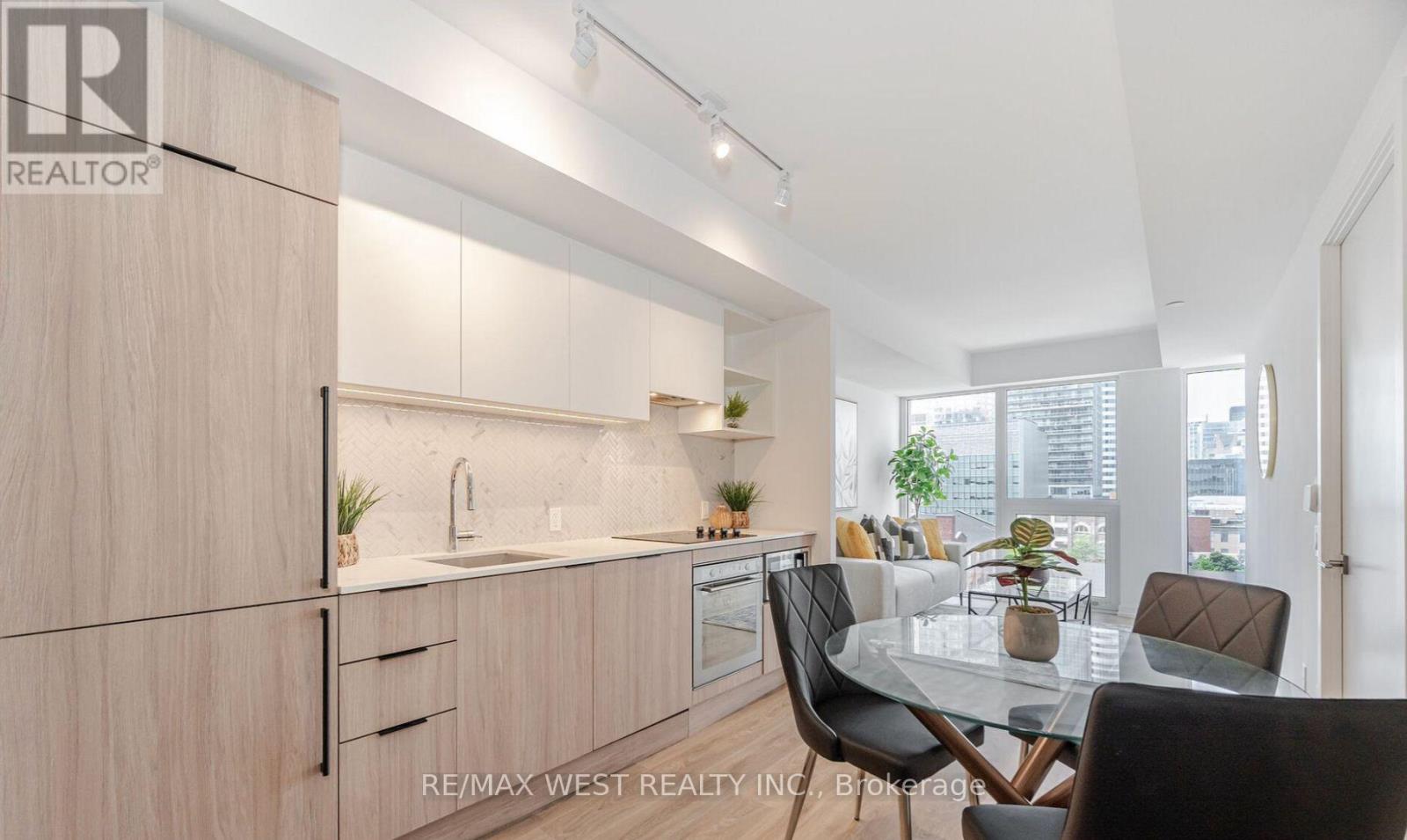 909 - 82 DALHOUSIE STREET